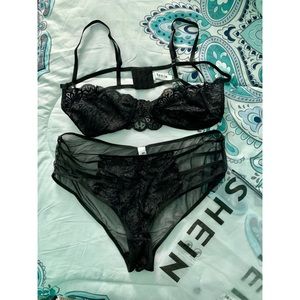 SHEIN Plus Floral Lace Ladder Cut-out Lingerie Set